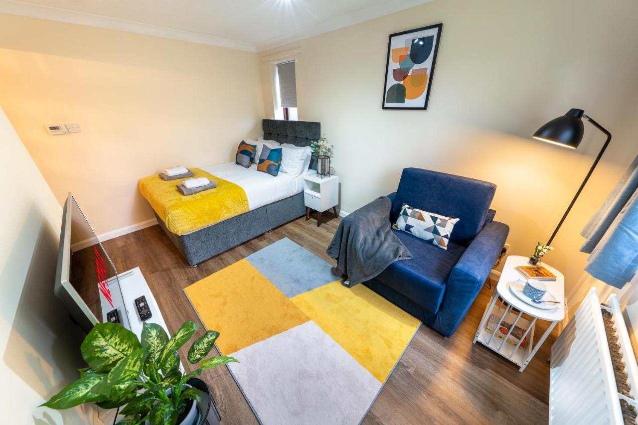 Grange Studio Apartment - Heathrow Стейнс Экстерьер фото