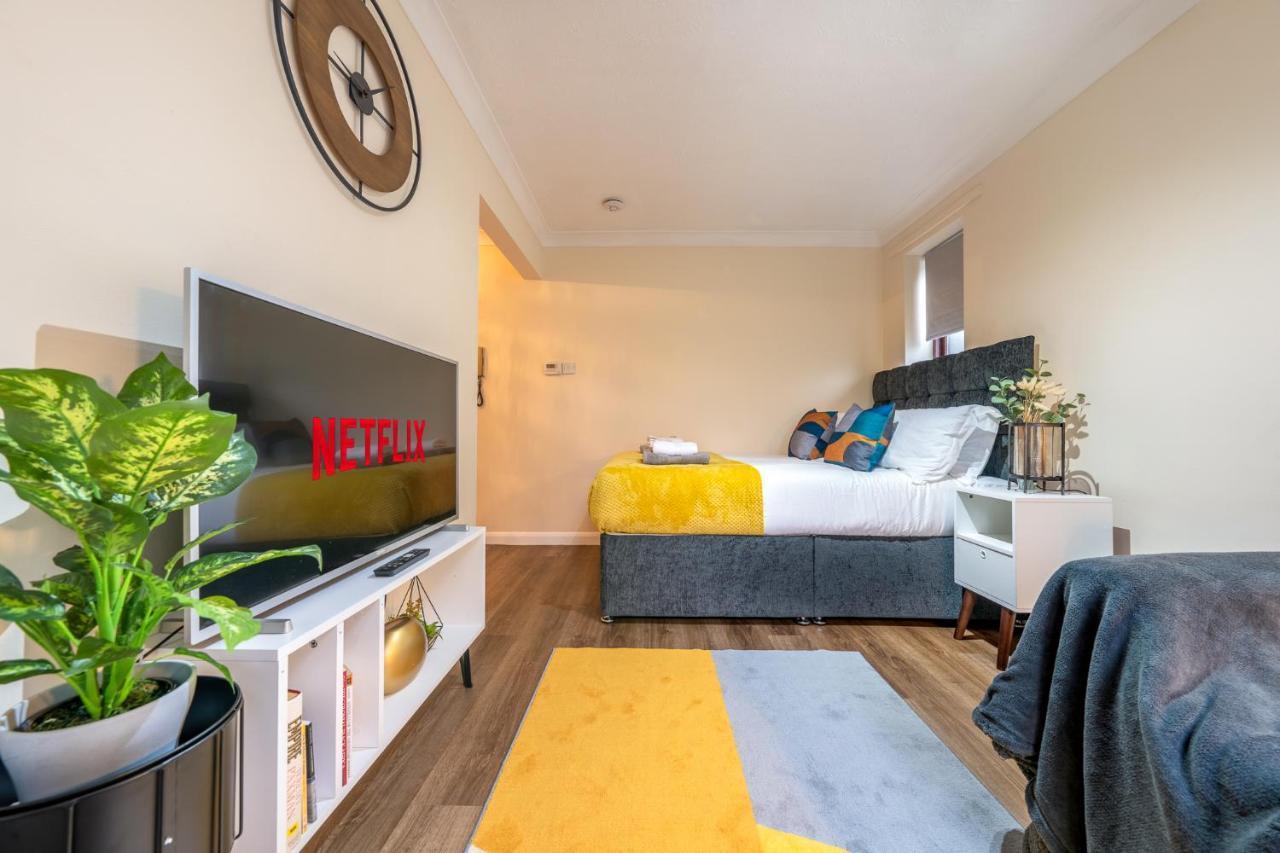 Grange Studio Apartment - Heathrow Стейнс Экстерьер фото